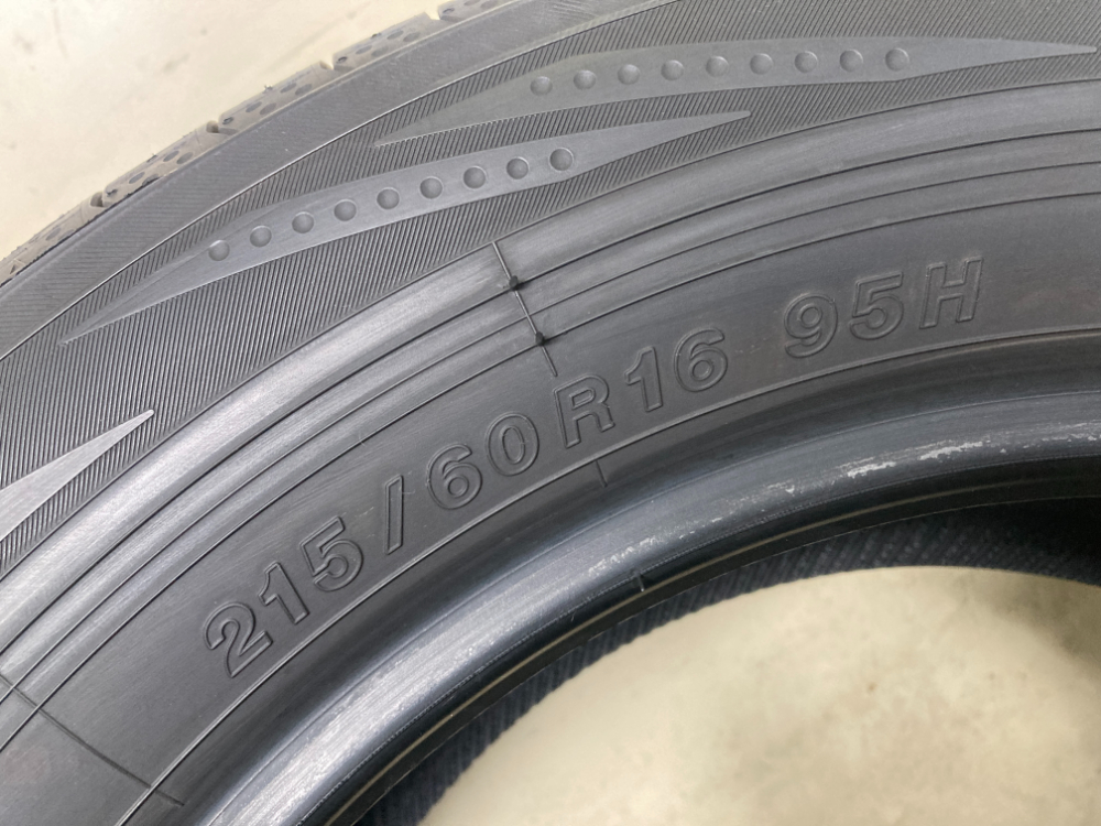 中古タイヤ)極上品 21年製 ☆215/60R16 95H YOKOHAMA BluEarth RV-02